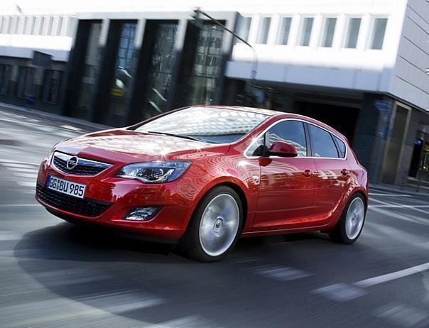 Mit edlem Design und innovativen Technologien wie der Opel-Frontkamera oder dem FlexRIDE-Fahrwerk setzt der neue Astra Maßstäbe in der Kompakt-klasse. Ab dem 5. Dezember steht er bei den Opel-Händlern. Foto: Opel